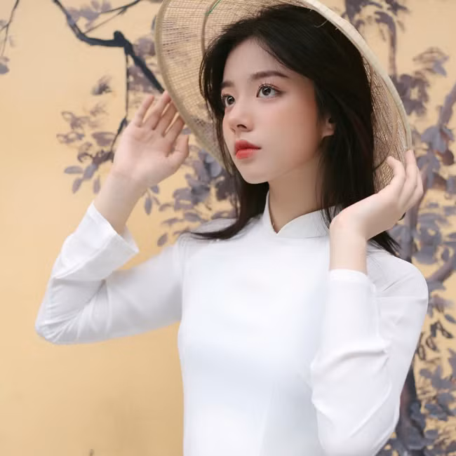 Hằng Phan được khen ngợi là "nữ thần thế hệ mới".