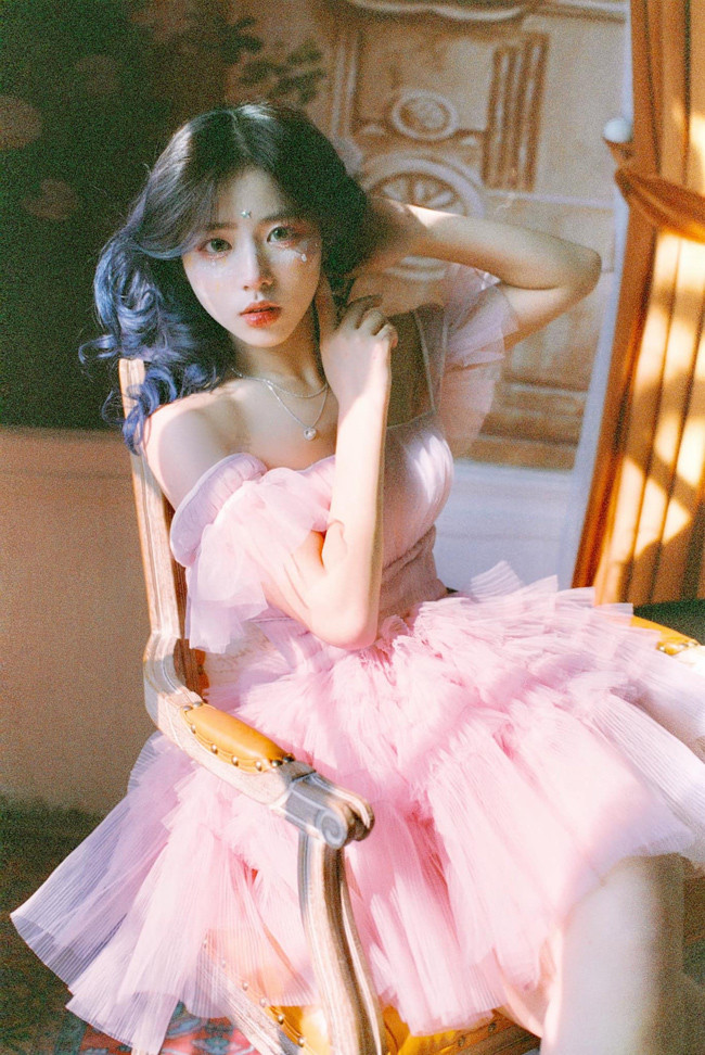 Khác với trong quá khứ, sở hữu làn da đen nhẻm, gương mặt kém sắc, Hằng Phan của hiện tại xinh đẹp như nàng thơ.