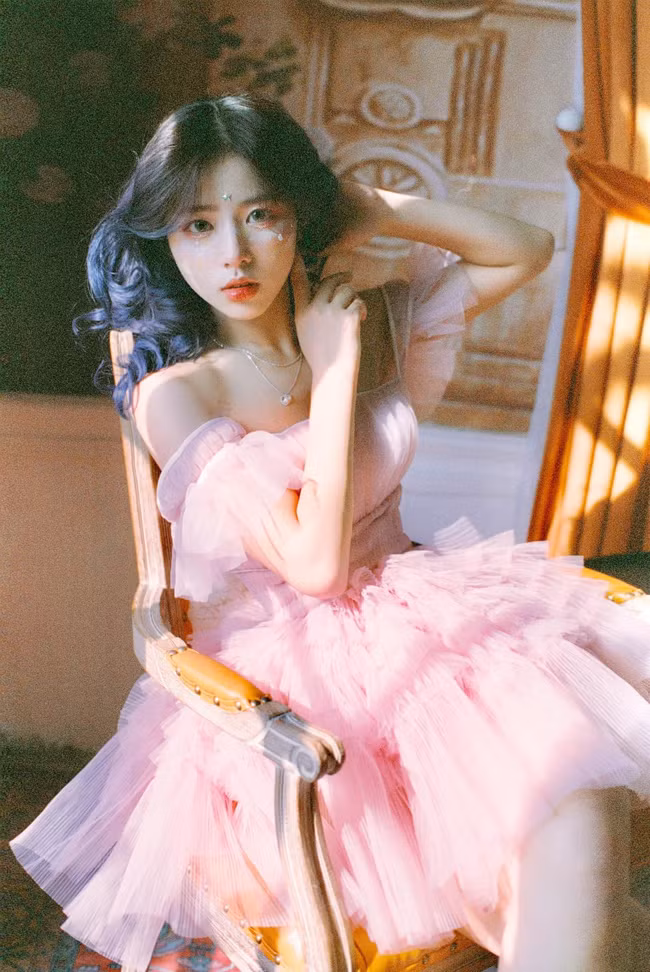 Khác với trong quá khứ, sở hữu làn da đen nhẻm, gương mặt kém sắc, Hằng Phan của hiện tại xinh đẹp như nàng thơ.