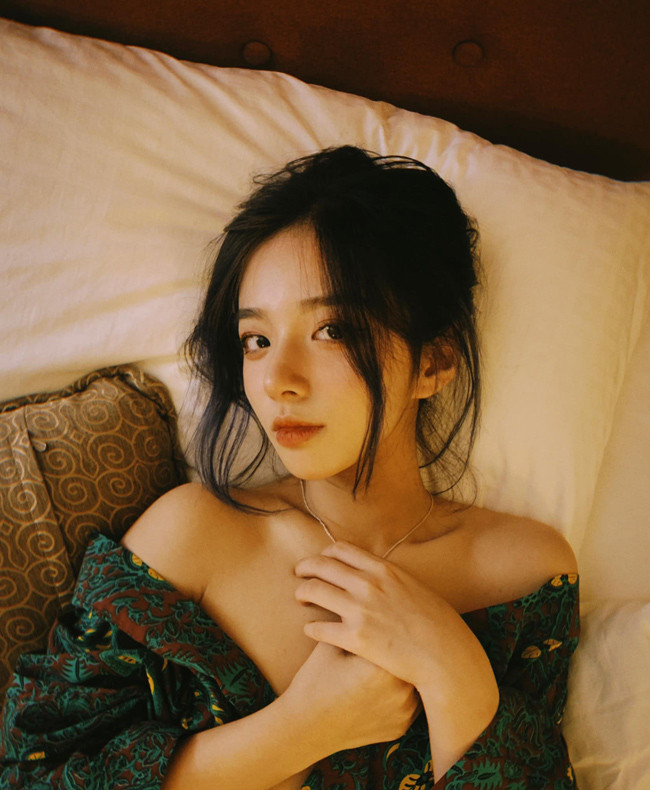 Hằng Phan xuất hiện trong nhiều bộ ảnh nghệ thuật chỉn chu và gợi cảm thế này.