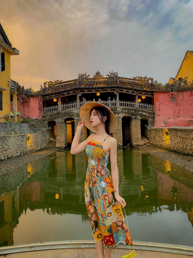 Ngoài giờ học, cô nàng còn là một mẫu ảnh chuyên nghiệp, được nhiều nhãn hàng mời gọi.