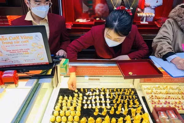 Gia vang hom nay 3/3: Hang hoa tang gia, vang dat nhat lich su