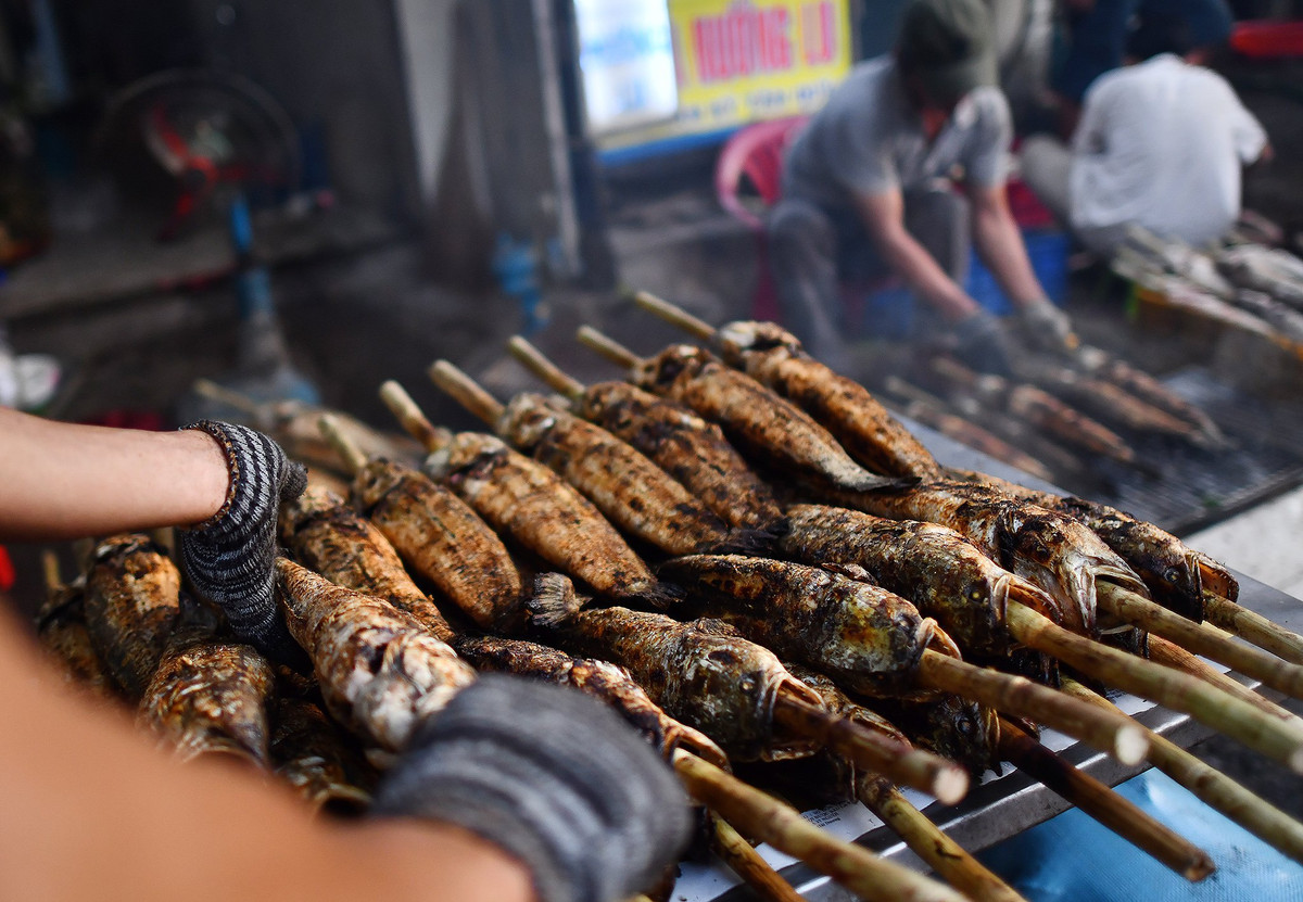 Giá cá lóc nướng sáng ngày vía Thần Tài trên đường Tân Kỳ Tân Quý dao động 150.000 -180.000 đồng/con (loại khoảng 1 kg). Theo nhiều tiểu thương, mức giá này không tăng so với năm trước.