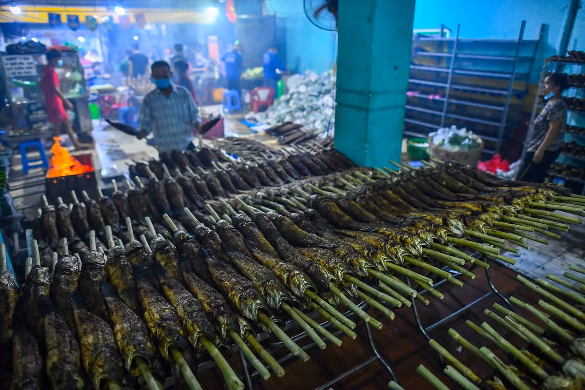 4h ngày 10/2, hơn 2.000 con cá lóc nướng tại cơ sở này đã thành thành phẩm và bày lên kệ. Khi có khách hỏi mua nhân viên sẽ đóng gói bán.