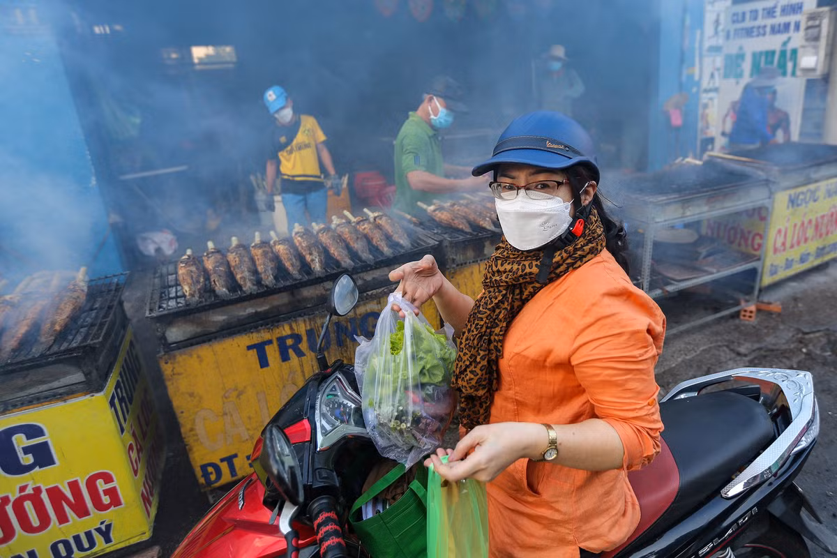 Một người dân tranh thủ mua cá lóc từ sáng sớm. Dịp này, cơ sở của anh Trung nhập về hơn 3.000 con cá lóc, trọng lượng khoảng 1 kg/con.