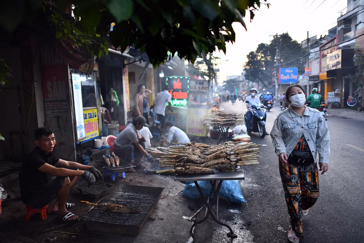 Dịp vía Thần Tài năm nay gia đình chị Thi chuẩn bị hơn 1.000 cá, ít hơn năm trước khoảng 20%. "Tôi nghĩ dịch Covid-19 đã phần nào ảnh hưởng đến điều kiện kinh tế và sức mua của người dân. Do đó tôi chủ động lấy ít hàng hơn năm trước để hạn chế việc ế ẩm", chị Thi nói.