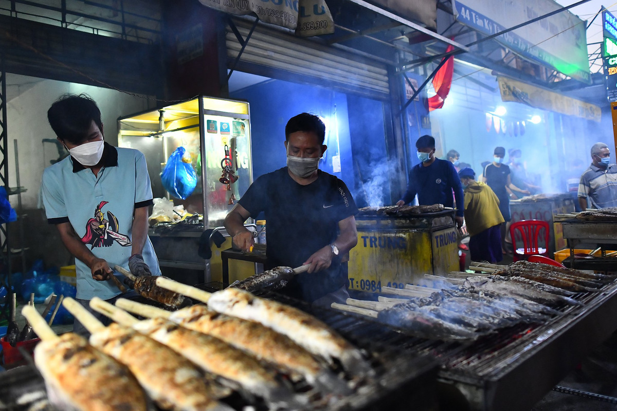 Cạnh điểm bán cá lóc của anh Trung là điểm kinh doanh của gia đình anh Hùng. Sáng sớm nay gần 1.000 cá lóc thành phẩm của anh đã được nướng chín. Hơn 7h, anh mới bán được khoảng 100 con, ế ẩm hơn so với mọi năm.