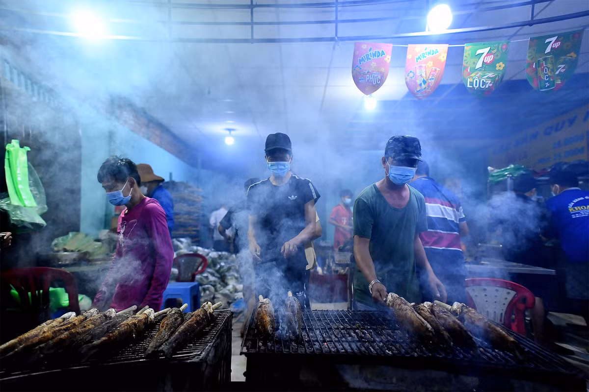 Đã 2 ngày nay, cơ sở kinh doanh của anh Trung ở đường Tân Kỳ Tân Quý hoạt động hết công suất. Tại đây có hơn 20 người làm việc xuyên đêm để chuẩn bị cá lóc nướng bán cho người dân ngày vía Thần Tài.