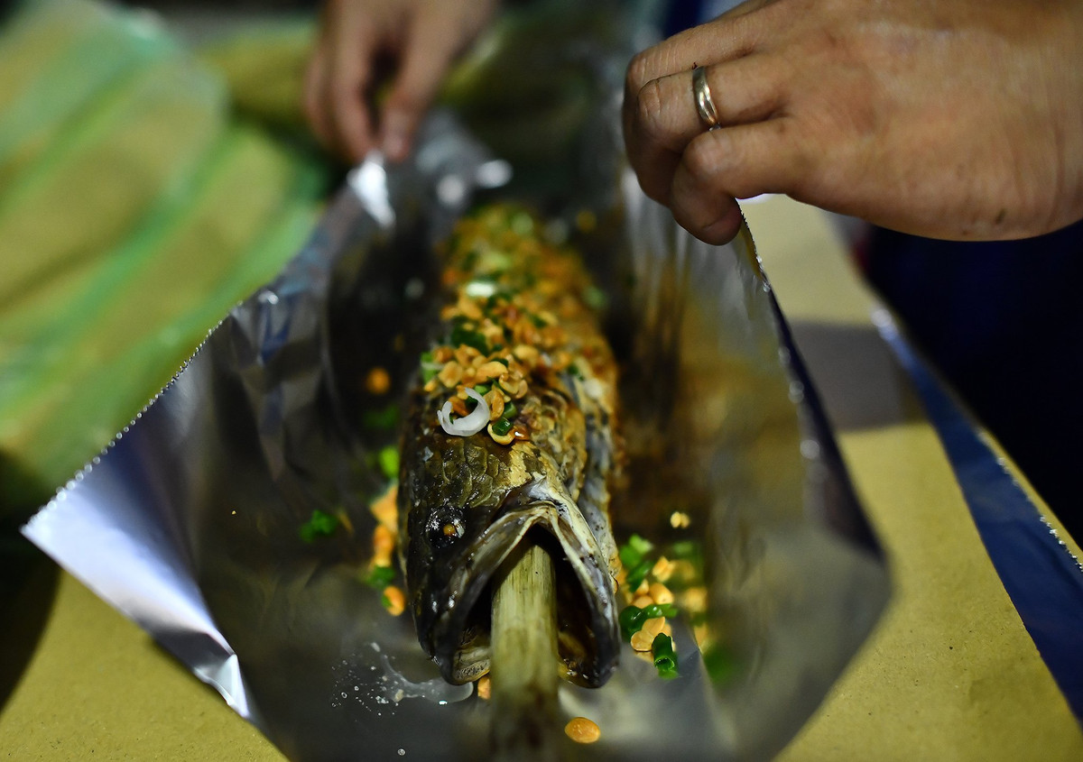 Cá nướng thành phẩm được ướp thêm gia vị và bọc bằng giấy bạc trước khi bán cho khách. Việc này giúp cá ngon hơn và giữ được độ ấm nóng trên đường di chuyển.