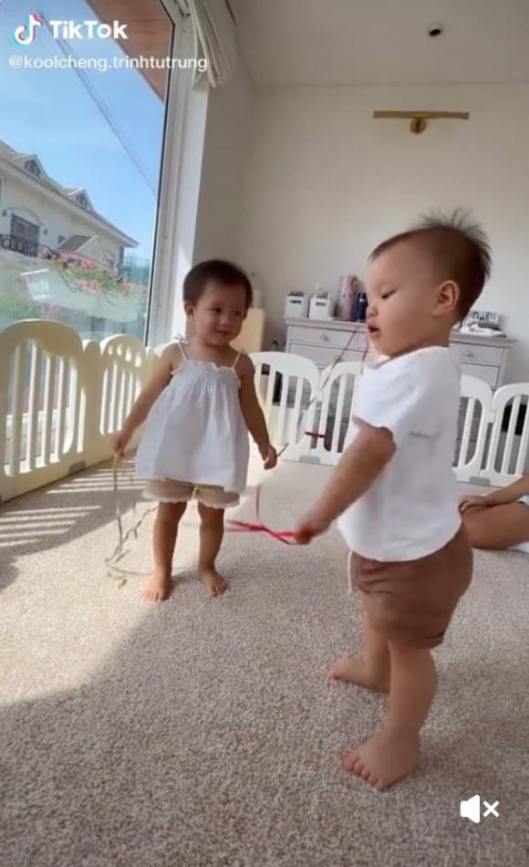 Leon nhà Hà Hồ trổ tài múa lụa rất dẻo dai khiến cả nhà cười ra nước mắt - Hình 4 Leon nha Ha Ho tro tai mua lua rat deo dai khien ca nha cuoi ra nuoc mat-Hinh-4