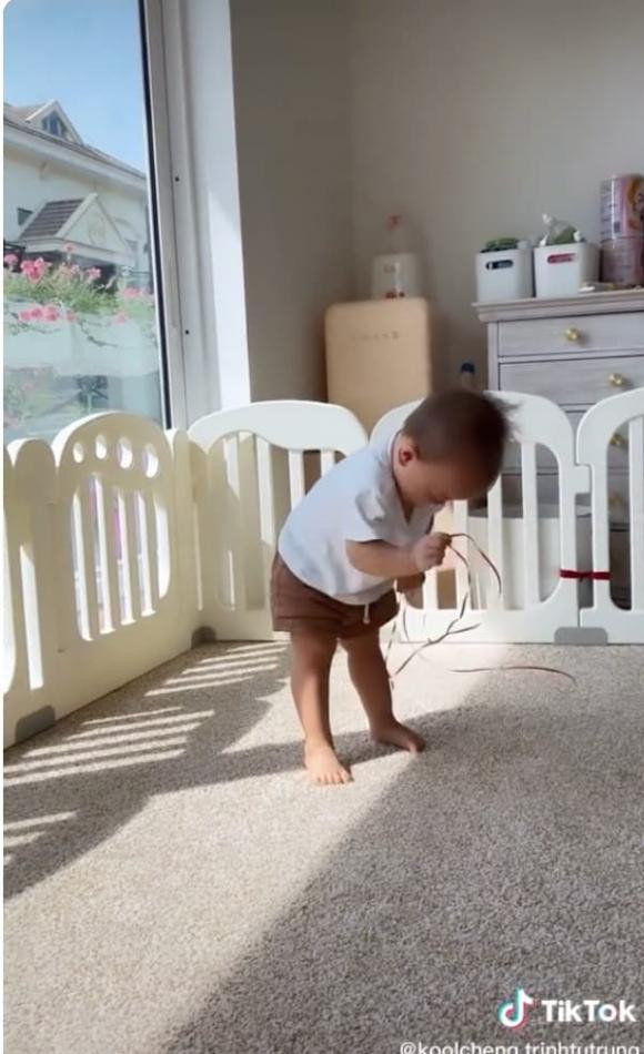 Leon nhà Hà Hồ trổ tài múa lụa rất dẻo dai khiến cả nhà cười ra nước mắt - Hình 3 Leon nha Ha Ho tro tai mua lua rat deo dai khien ca nha cuoi ra nuoc mat-Hinh-3