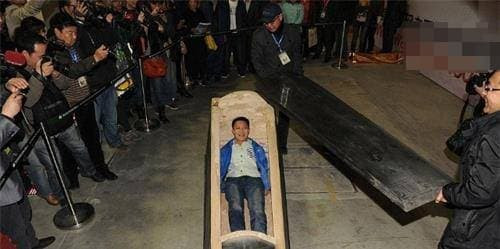 Nguoi xua sau khi chet tai sao phai dat trong quan tai?