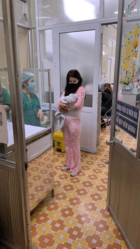 Me de Pham Huong don 3 chau ruot chi trong 6 thang-Hinh-2