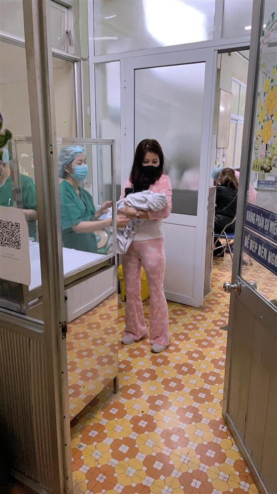 Me de Pham Huong don 3 chau ruot chi trong 6 thang-Hinh-3