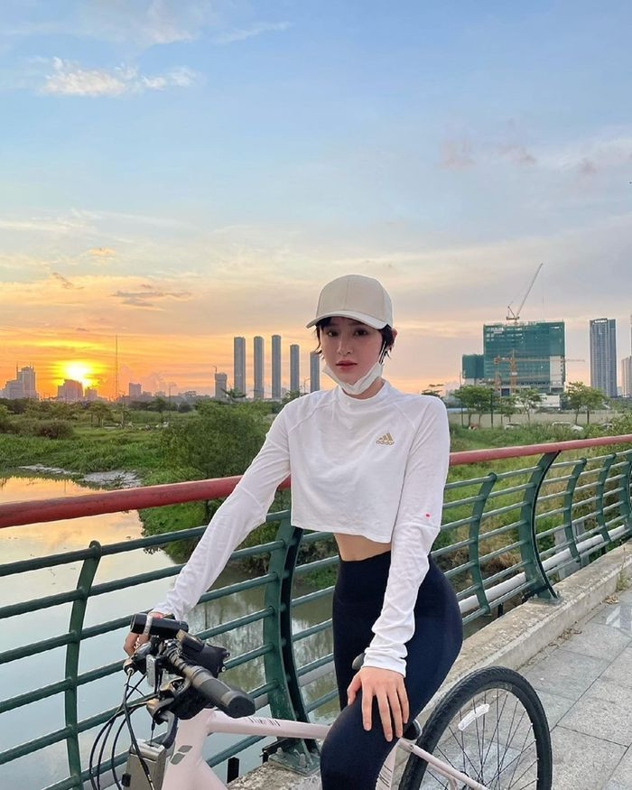 Dan my nhan Viet dap xe giu dang: Hien Ho khoe eo thon, Diep Lam Anh goi cam-Hinh-4