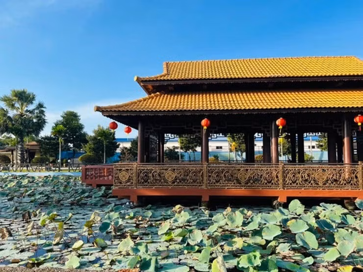 Nhà chính có 2 phòng ngủ, 1 phòng thờ, 1 phòng khách.