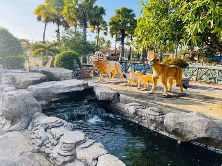 Ngoài ra, căn biệt phủ còn có vườn rau hữu cơ, trang trại gà, ngỗng, công...