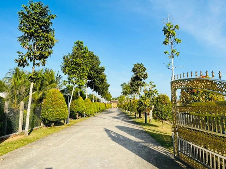 Theo thông tin trên mạng xã hội thì chủ nhà ở Bạc Liêu. Gia chủ đăng tin cho biết rao bán gấp biệt phủ 8,3ha.