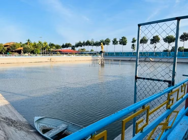 Người đăng tải thông tin cho hay gia chủ muốn thay đổi môi trường thưởng ngoạn cuộc sống mới, nên cần bán gấp, định giá khối tài sản lên tới 200 tỷ.