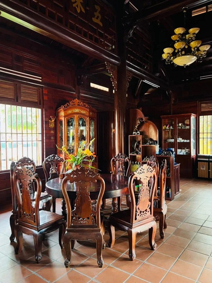 Nhà chính được xây theo kiểu kiến trúc truyền thống, khung cảnh xung quanh có vườn, ao sen rất yên bình và xanh mát.