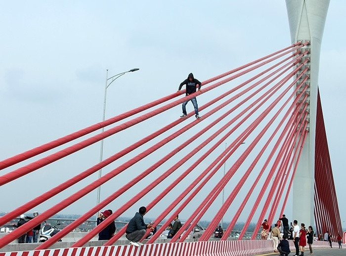 Ngoi vat veo tren giai phan cach cau, be gai bat ngo roi xuong duong-Hinh-2