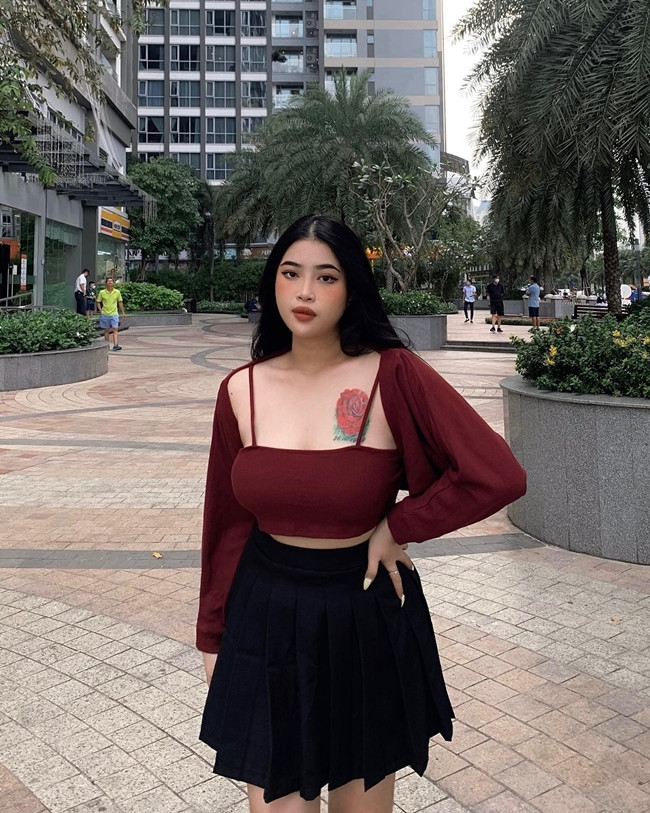 Dễ thấy những kiểu đồ ôm tôn dáng xuất hiện khá nhiều trong tủ đồ của cô.