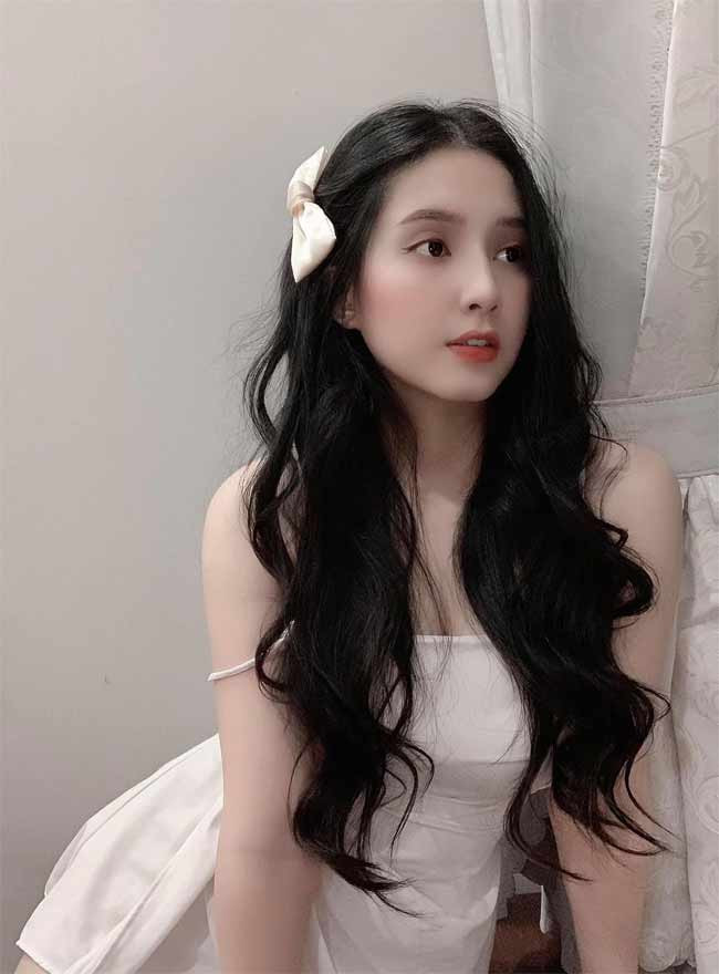 Vượt qua mọi sóng gió, Thiên An giờ ngày càng xinh đẹp và gợi cảm.