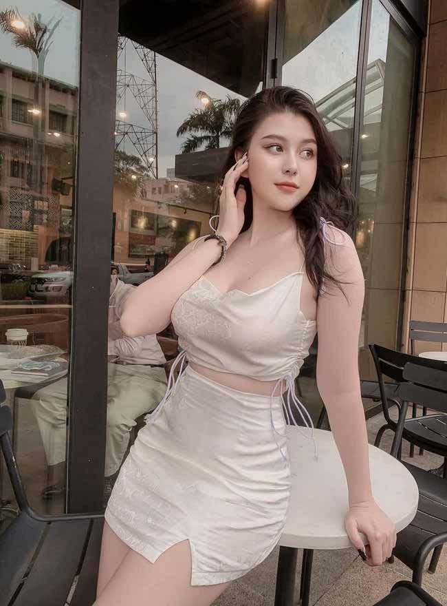 Nhiều người dành lời khen ngợi cho "bà mẹ trẻ con" này về nhan sắc lẫn style.