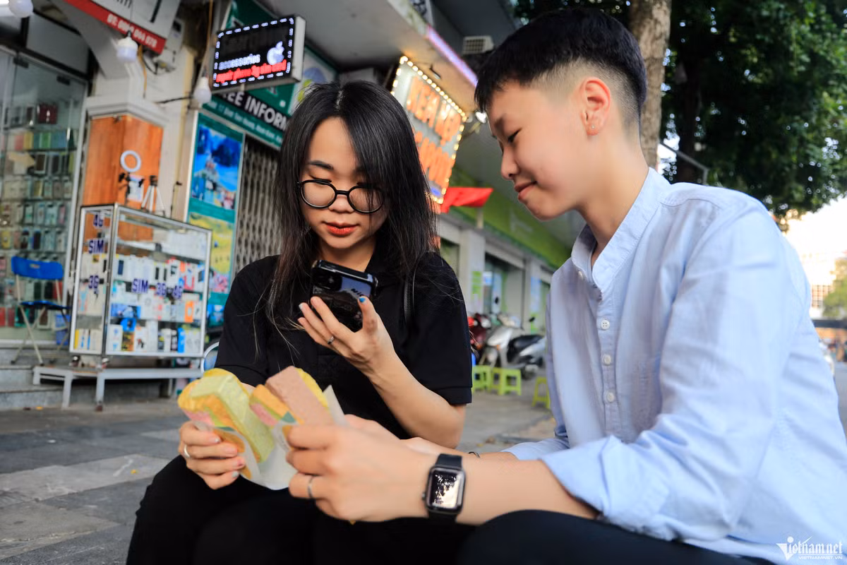 "Đây là lần đầu tiên chúng tôi ăn kem kẹp, không ngờ nó rất ngon so với tưởng tượng trước đó. Khi ăn cùng với bánh sandwich sẽ giúp giảm độ buốt lạnh, khá thú vị", Linh (áo đen), nói.