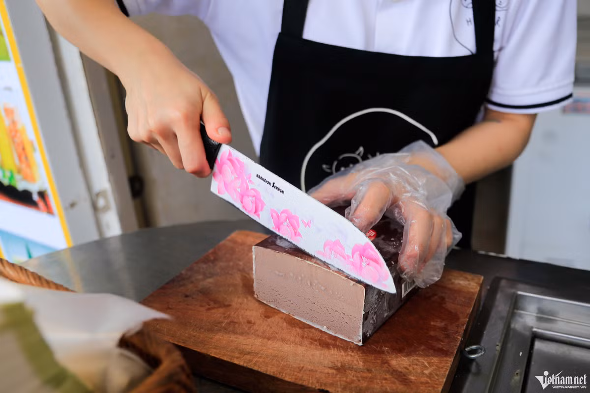 Điểm khác biệt so với kem truyền thống, kem này kẹp và ăn cùng với bánh xếp hoặc sandwich. Khi thưởng thức, thực khách sẽ cảm thấy lạ miệng, mỗi chiếc có giá 30.000 đồng.