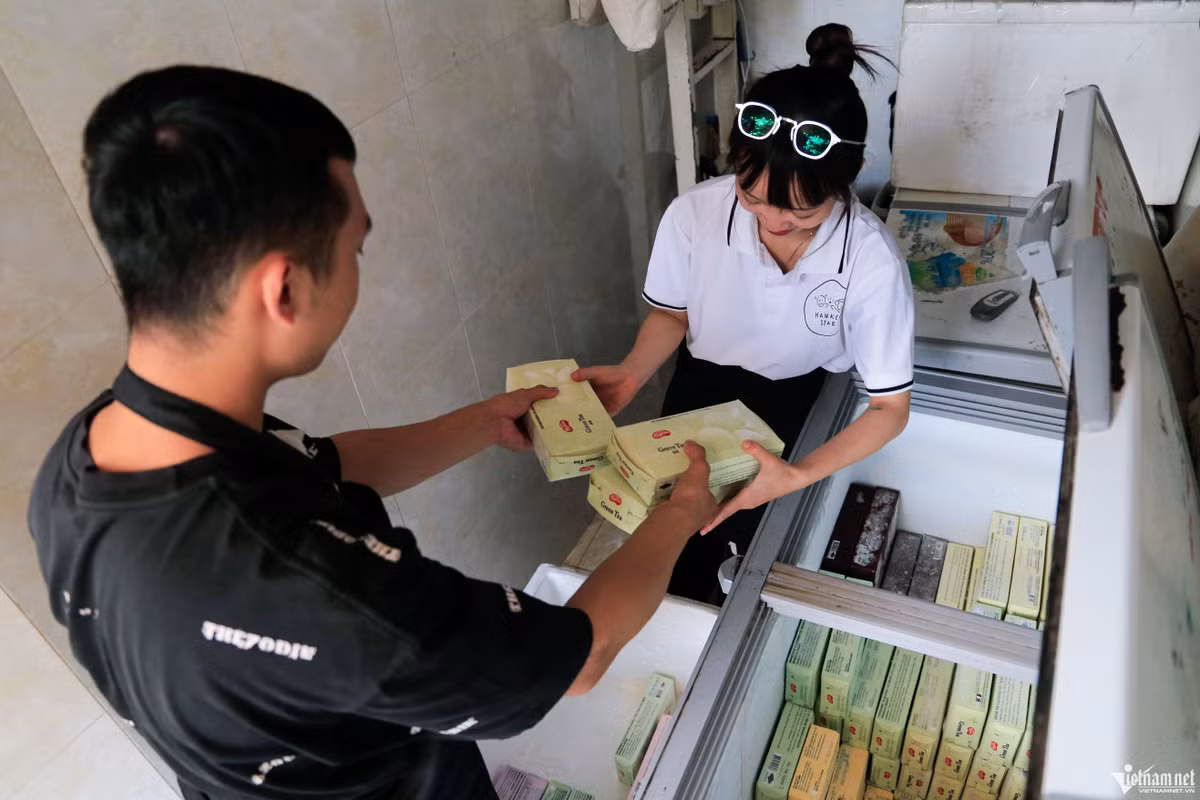 2-3 ngày mỗi tuần Việt Anh (nhân viên cửa hàng) vận chuyển kem từ kho tại quận Long Biên về cửa hàng bán. "Số lượng bán ra mỗi ngày gần 100 chiếc nhưng vào những ngày cuối tuần hay dịp lễ số lượng có thể lên tới hơn 600", Việt Anh chia sẻ.