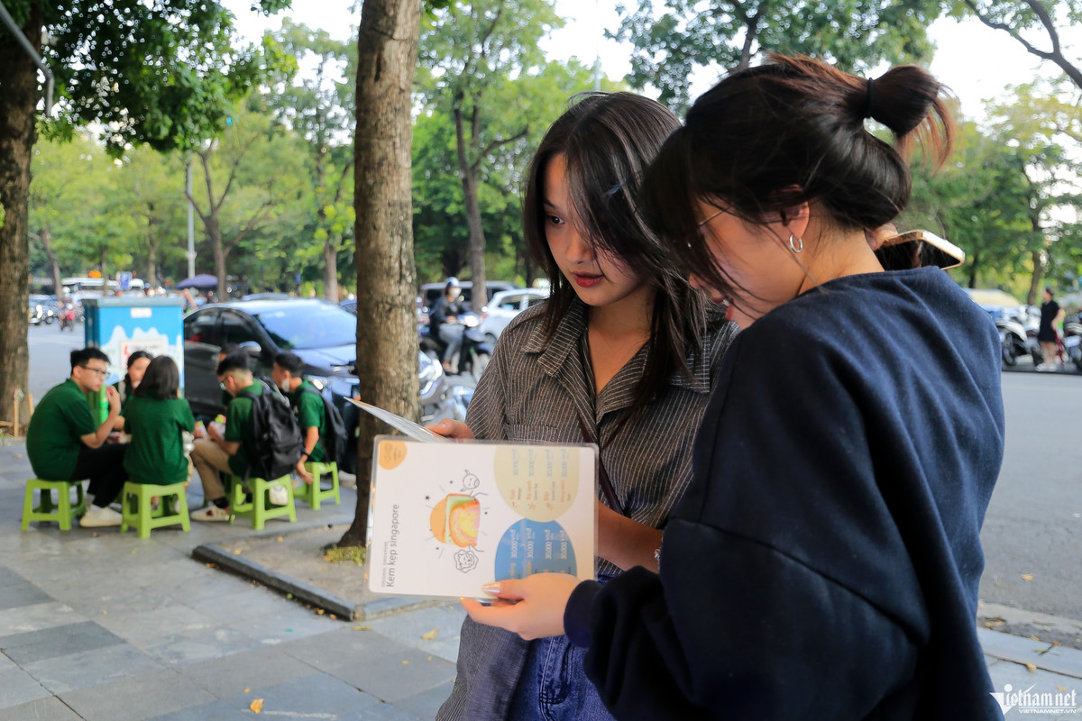 Mỹ Anh và Mai Phương sau giờ tan học tranh thủ đi hóng mát. Hai bạn biết đến kem kẹp Singapore từ mạng xã hội nên cảm thấy tò mò và ghé ăn thử. Em cho biết tuỳ hương vị mà độ ngọt khác nhau nhưng nhìn chung món ăn này không bị ngọt gắt.