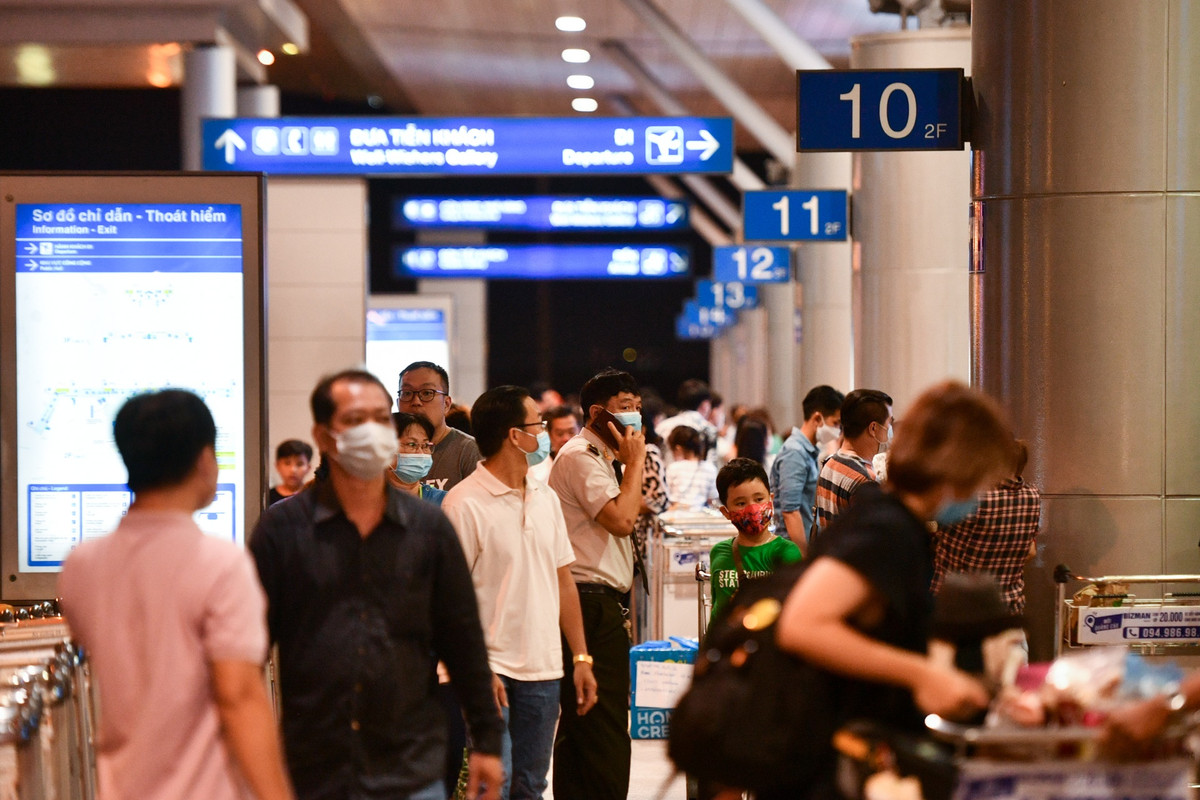 Theo ghi nhận của Zing, hai ngày cuối tuần 2-3/7, nhà ga quốc tế tại sân bay Tân Sơn Nhất (TP.HCM) đông đúc hành khách. Cả ga đến và ga đi đều nhộn nhịp, hành khách ra vào liên tục.