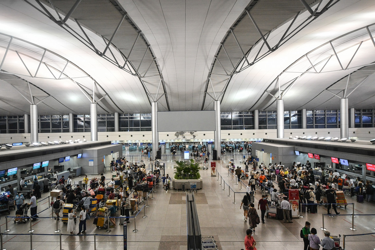 Nhà ga đông đúc, quầy thủ tục, quầy xuất cảnh và khu vực kiểm tra an ninh luôn có hành khách xếp hàng dài.