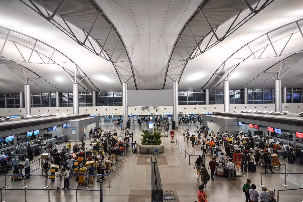 Nhà ga đông đúc, quầy thủ tục, quầy xuất cảnh và khu vực kiểm tra an ninh luôn có hành khách xếp hàng dài.