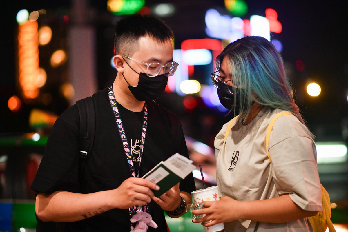 Long (bên trái) là du học sinh Australia, anh thường xuyên về Việt Nam thăm gia đình suốt 4 năm qua. "Sân bay Tân Sơn Nhất tối nay rất đông , em nghĩ hành khách bay quốc tế đã nhiều như hồi trước dịch", Long chia sẻ.