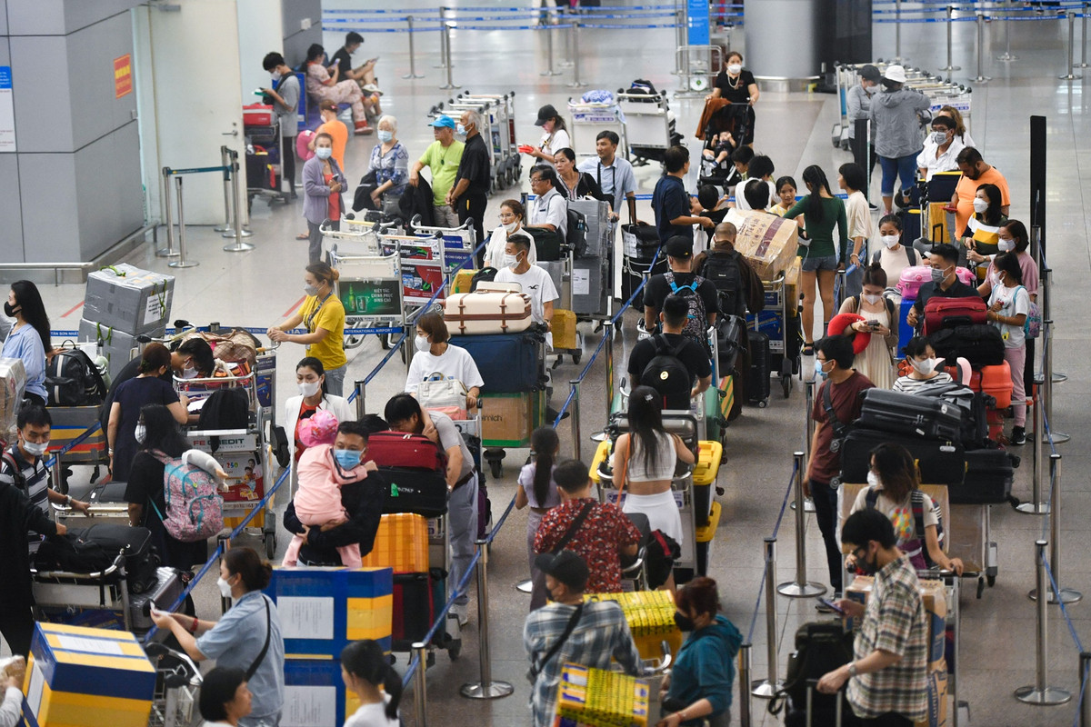 Hành khách xếp hàng dài tại quầy check-in của hãng hàng không AirAsia lúc 20h tối 3/7.