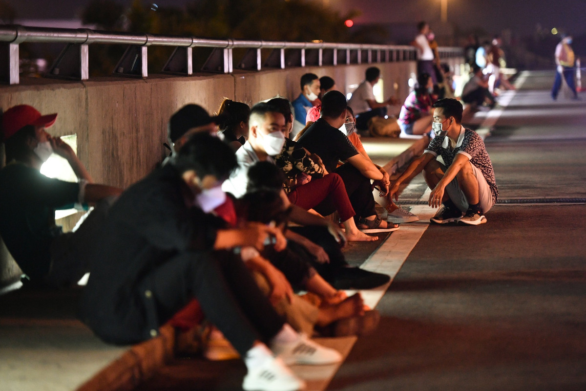 Tại lối dẫn ôtô của ga quốc tế, người thân của du học sinh, lao động xuất khẩu ngồi chờ la liệt.