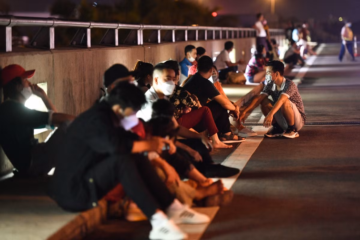 Tại lối dẫn ôtô của ga quốc tế, người thân của du học sinh, lao động xuất khẩu ngồi chờ la liệt.