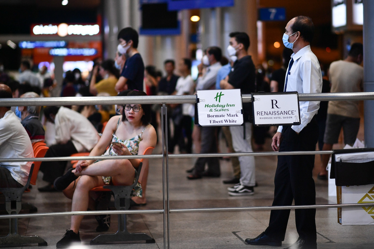 Nhiều nhân viên của các công ty lữ hành, khách sạn có mặt tại ga đến ga quốc tế để đón khách du lịch nước ngoài. "Khách đợt này khá đông, tuy nhiên vẫn chưa thể bằng những năm trước. Sắp tới là hai tháng cao điểm du lịch, chúng tôi hi vọng khách đến Việt Nam nhiều hơn nữa", nhân viên một công ty lữ hành chia sẻ.