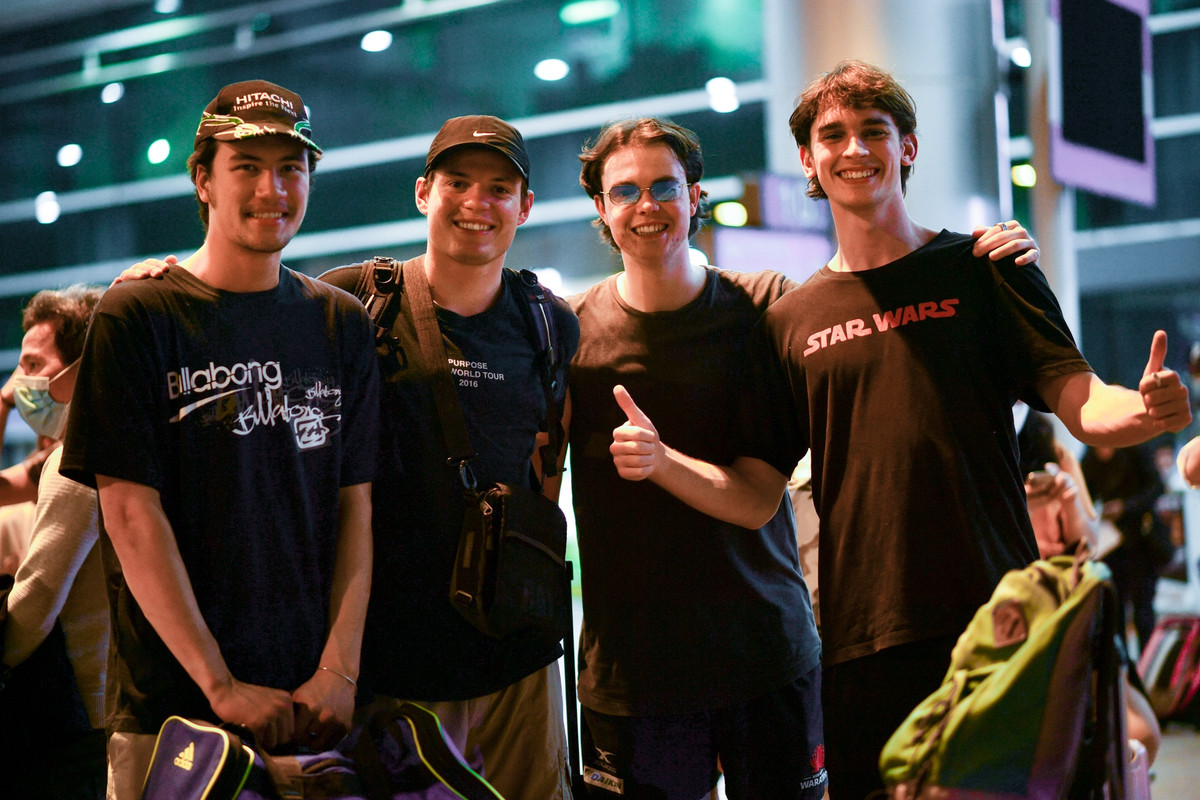 Felix (bên trái) cùng bạn bè từ Sydney (Australia) hạ cánh tại Tân Sơn Nhất tối 3/7, cả nhóm sẽ đi du lịch tại Việt Nam trong vòng 2 tuần. "Chúng thấy Việt Nam có khí hậu tuyệt vời, cảnh quan đẹp nhưng chi phí du lịch lại rất rẻ", Felix chia sẻ.