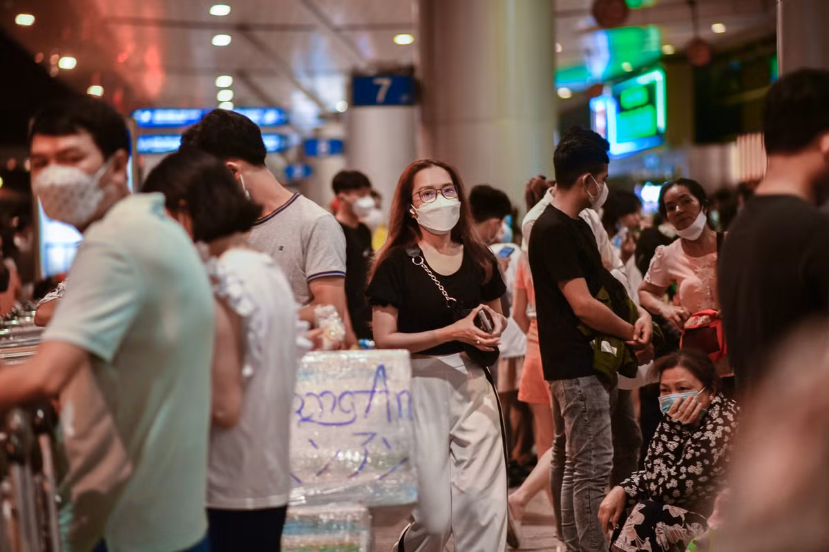 Theo dữ liệu từ Cục Hàng không Việt Nam, số lượng hành khách và sản lượng hàng hóa giai đoạn 6 tháng đầu năm đã tăng trưởng mạnh so với cùng kỳ năm ngoái. Dự kiến trong năm 2022, các cảng hàng không trên cả nước đón khoảng 87,8 triệu lượt, tăng 190% so với cùng kỳ năm ngoái. Riêng số lượng khách quốc tế được dự đoán đạt 5 triệu lượt, tăng 844%.