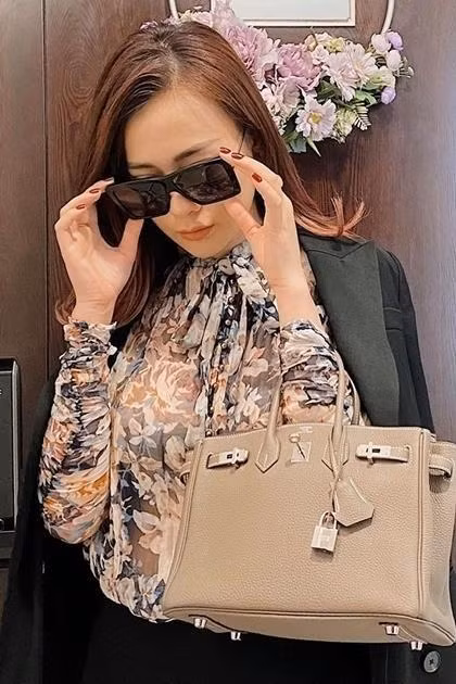 Phương Oanh chi hơn 1 tỷ đồng để mua sắm trang phục cho vai diễn. Mỗi khi đi quay, cô phải mang theo tới ba va li mới chứa đủ quần áo, phụ kiện cần thiết. Nữ diễn viên cũng phải bảo quản rất cẩn thận các món đồ trang sức như đồng hồ, khuyên tai vì chúng có kích thước nhỏ nhưng đều rất đắt tiền.