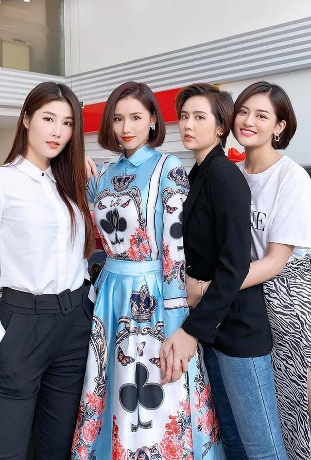 ã Thanh Huyền tiết lộ rằng cô đã dành 3 tháng để chuẩn bị trang phục cho nhân vật Tuệ Lâm. Cô sẵn sàng bay sang tận châu Âu để tự tay sắm sửa từng món đồ ưng ý, không tiếc chi ra vài tỷ đồng để có kho đồ hiệu đắt đỏ để tỏa sáng trong từng khung hình.