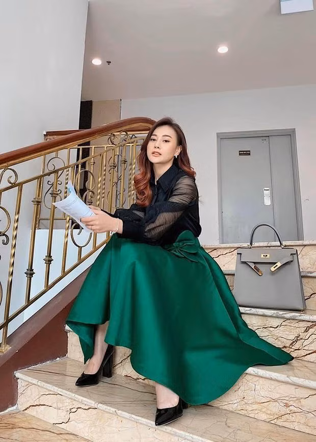 Trước khi tham gia "Hương Vị Tình Thân", diễn viên Phương Oanh từng gây ấn tượng với vai tiểu thư Thiên Trang ở "Lựa Chọn Số Phận" với gu ăn mặc rất sành điệu.