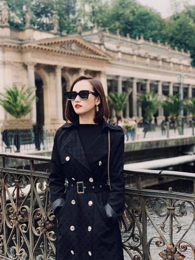 ã Thanh Huyền mỗi lần xuất hiện đều nổi bật nhất phim với những bộ váy áo vô cùng điệu đà lộng lẫy, tuy hơi quá cầu kỳ so với môi trường công sở nhưng lại hợp với một cô gái yểu điệu như Tuệ Lâm.