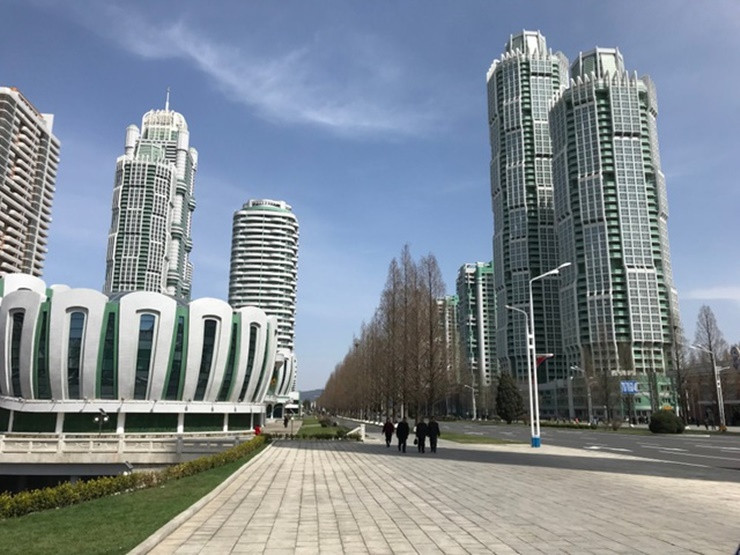 Dọc theo con phố này là những nhà cao chọc trời và đường sá nhiều làn xe được quy hoạch đẹp.