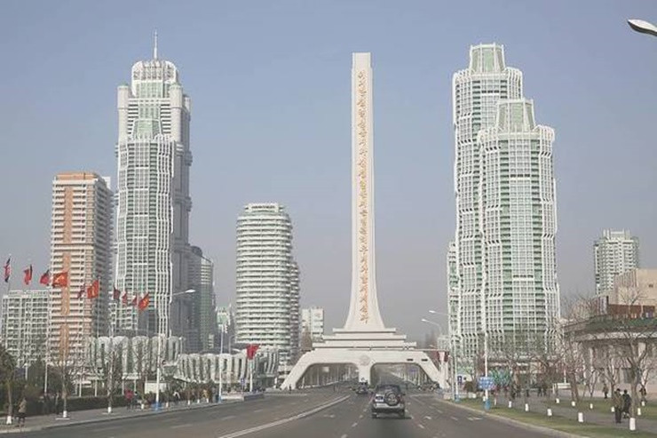 Hồi năm 2017, ở thủ đô Bình Nhưỡng, khu phố sạch, đẹp và nhiều nhà cao tầng tên là Ryomyong đã được khánh thành.