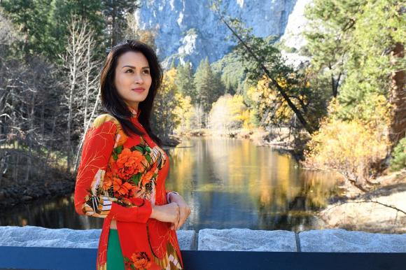 Ngo Y An dang loat anh dien ao dai don xuan duoc khen tre dep