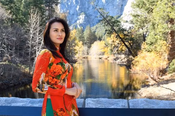 Ngo Y An dang loat anh dien ao dai don xuan duoc khen tre dep